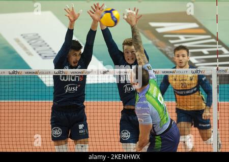 Verona, Italien. 13.. November 2022. SuperLega Männer Volley Italienische Meisterschaft 2022 - WithU Verona VS Vero Volley Monza, 13. November 2022, Pala AGSM-AIM, Verona, Italien Credit: Roberto Tommasini/Alamy Live News Stockfoto