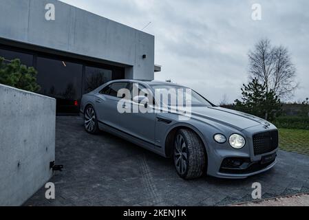 Dritte Generation Flying Spur Bentley Nahaufnahme der privaten Villa. Stockfoto