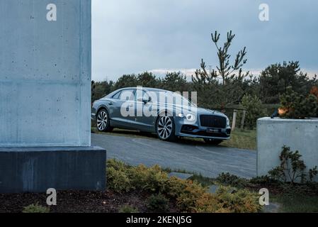 Dritte Generation Flying Spur Bentley Nahaufnahme der privaten Villa. Stockfoto