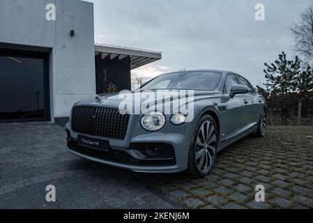 Dritte Generation Flying Spur Bentley Nahaufnahme der privaten Villa. Stockfoto