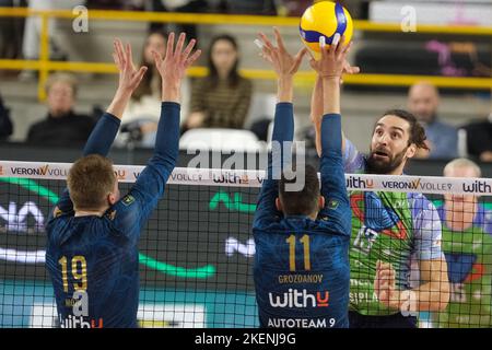 Verona, Italien. 13.. November 2022. Angriff von Thomas Beretta - Vero Volley Monza während WithU Verona gegen Vero Volley Monza, Volleyball Italienische Serie A Männer Superliga Meisterschaft in Verona, Italien, November 13 2022 Quelle: Independent Photo Agency/Alamy Live News Stockfoto