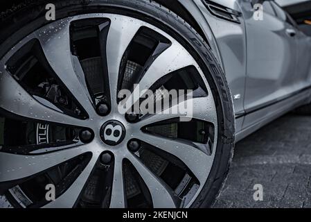 Dritte Generation Flying Spur Bentley Nahaufnahme der privaten Villa. Stockfoto