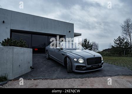 Dritte Generation Flying Spur Bentley Nahaufnahme der privaten Villa. Stockfoto