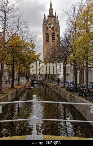 Delft, Niederlande. 30. Okt 2022. Die Oude Kerk (Alte Kirche) ist eine gotische Kirche aus dem 13.. Jahrhundert mit schiefem Turm in Delft, Niederlande. Stockfoto