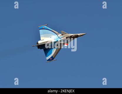 Gdynia, Polen - 22. August 2021: Flug des französischen Kampfflugzeugs Dassault Rafale der Luftwaffe auf der Aero Baltic Show in Gdynia, Polen. Stockfoto