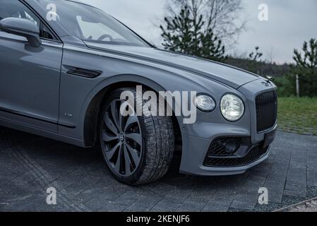 Dritte Generation Flying Spur Bentley Nahaufnahme der privaten Villa. Stockfoto