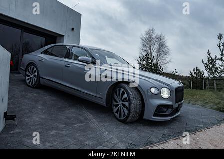 Dritte Generation Flying Spur Bentley Nahaufnahme der privaten Villa. Stockfoto