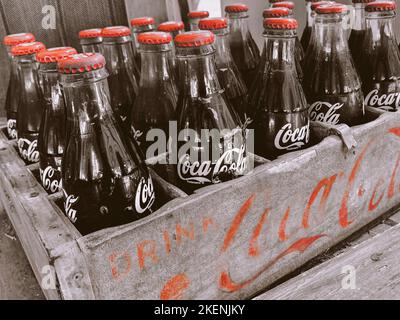 Kiste mit Coca Cola-Flaschen. Coca Cola. Koks. Glasflaschen Stockfoto