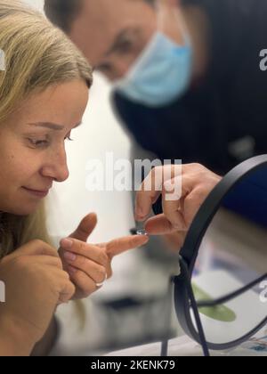 Patient bei der Aufnahme beim Augenarzt. Diagnose und Auswahl von Brillen und Linsen. Stockfoto