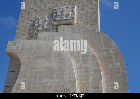 Lissabon, Portugal - 2022. September: Das Padrao dos Descobrimentos (Entdeckungsdenkmal) ist ein Denkmal am Ufer des Flusses Targus, das Portu feiert Stockfoto