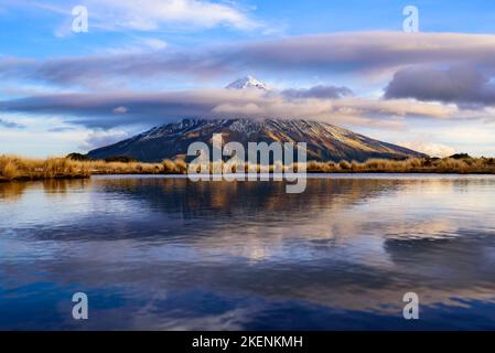 Mt. Taranaki Reflexion im Pouakai Pool, Neuseeland Stockfoto