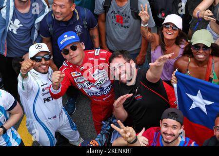 Sao Paulo, Brasilien. 13.. November 2022. Circuit Atmosphäre - Fans auf dem Podium. Großer Preis von Brasilien, Sonntag, 13.. November 2022. Sao Paulo, Brasilien. Quelle: James Moy/Alamy Live News Stockfoto