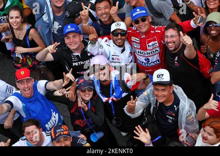 Sao Paulo, Brasilien. 13.. November 2022. Circuit Atmosphäre - Fans auf dem Podium. Großer Preis von Brasilien, Sonntag, 13.. November 2022. Sao Paulo, Brasilien. Quelle: James Moy/Alamy Live News Stockfoto