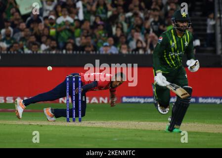 Melbourne, Victoria, Australien. 13.. November 2022. Ein Blick auf das letzte Cricket-Spiel zwischen Pakistan und England während der ICC Men's World Cup Twenty20 2022 auf dem Melbourne Cricket Ground Australia. England gewann das ICC Men's World Cup Final Spiel T20. (Bild: © Rana Sajid Hussain/Pacific Press via ZUMA Press Wire) Stockfoto