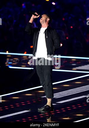 Ryan Tedder von OneRepublic tritt auf der Bühne der MTV Europe Music Awards 2022 im PSD Bank Dome, Düsseldorf, auf. Bilddatum: Sonntag, 13. November 2022. Stockfoto