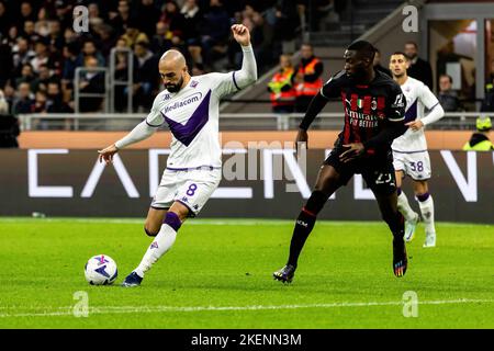 Mailand, Italien. 13.. November 2022. Riccardo Saponara (L) vom AFC Fiorentina in Aktion während des Fußballspiels Serie A zwischen Mailand und Fiorentina im San Siro Stadium. Endergebnis; Mailand 2:1 Fiorentina. Kredit: SOPA Images Limited/Alamy Live Nachrichten Stockfoto