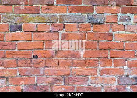 Gemauerte Konstruktion aus alten, meist roten Ziegeln. Geeignet als Hintergrund Stockfoto