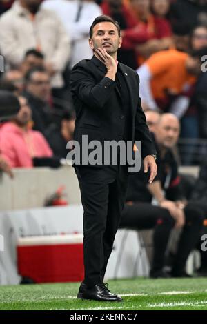 istanbul-galatasaray-als-trainer-okan-buruk-beim-t-rkischen-super-lig