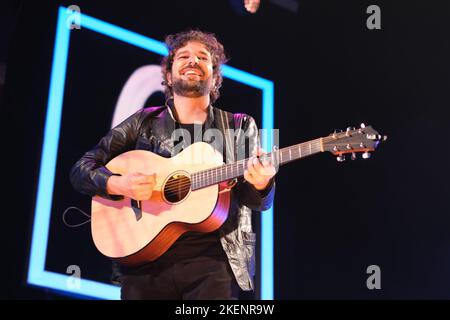 Madrid, Spanien. 13.. November 2022. Eric Griso von der Gruppe Arnau Griso tritt am Ende des Tourkonzerts im wizcenter in Madrid auf. Kredit: SOPA Images Limited/Alamy Live Nachrichten Stockfoto