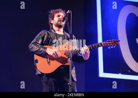 Madrid, Spanien. 13.. November 2022. Eric Griso von der Gruppe Arnau Griso tritt am Ende des Tourkonzerts im wizcenter in Madrid auf. Kredit: SOPA Images Limited/Alamy Live Nachrichten Stockfoto