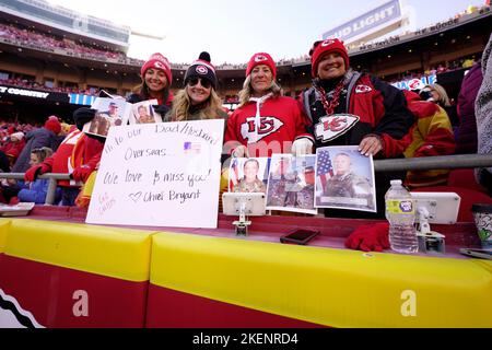 Kansas City, Usa. 13.. November 2022. Mütter und Frauen aktiver Dienstmitglieder zollen am Sonntag, den 13. November 2022, im Arrowhead Stadium in Kansas City, MO, Tribut. Foto von Jon Robichaud/UPI Credit: UPI/Alamy Live News Stockfoto