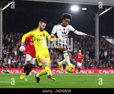 London, Großbritannien. 13.. November 2022. Willian von Fulham mit David De Gea von Manchester United während des Spiels in der Premier League im Craven Cottage, London. Bildnachweis sollte lauten: David Klein/Sportimage Kredit: Sportimage/Alamy Live News Stockfoto