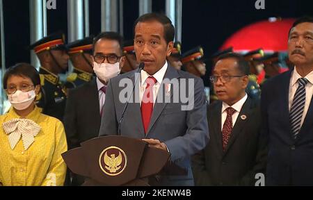 Bali, Indonesien. 13.. November 2022. Indonesiens Präsident Joko Widodo spricht mit Journalisten, als er am 13. November 2022 zum Gipfeltreffen G20 am internationalen Flughafen Ngurah Rai in Tuban, der Regency von Badung auf Indonesiens Resortinsel Bali, eintrifft. Foto von Indonesian President Press Office/UPI Quelle: UPI/Alamy Live News Stockfoto
