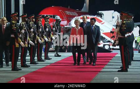 Bali, Indonesien. 13.. November 2022. Die Präsidentin der Europäischen Kommission, Ursula von der Leyen (C-L), kommt am Sonntag, den 13. November 2022, zum Gipfeltreffen G20 auf dem internationalen Flughafen Ngurah Rai in Tuban, der Regency von Badung auf Indonesiens Resortinsel Bali. Foto von Indonesian President Press Office/UPI Quelle: UPI/Alamy Live News Stockfoto