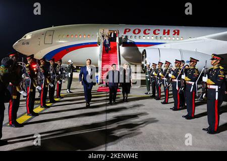 Bali, Indonesien. 13.. November 2022. Russlands Außenminister Sergej Lawrow (C-L) kommt am Sonntag, den 13. Oktober 2022, zum Gipfeltreffen G20 auf dem internationalen Flughafen Ngurah Rai in Tuban, der Regency von Badung auf Indonesiens Resortinsel Balii, nach. Foto von Russian FM Press Office/UPI Kredit: UPI/Alamy Live News Stockfoto