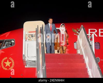 Bali, Indonesien. 13.. November 2022. Indonesiens Präsident Joko Widodo kommt am Sonntag, den 13. November 2022, zur Teilnahme am Gipfeltreffen G20 auf dem internationalen Flughafen Ngurah Rai in Tuban, der Regency von Badung auf Indonesiens Resortinsel Bali. Foto von Indonesian President Press Office/UPI Quelle: UPI/Alamy Live News Stockfoto