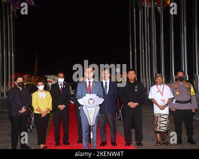Bali, Indonesien. 13.. November 2022. Indonesiens Präsident Joko Widodo (C) spricht mit Journalisten, als er am Sonntag, den 13. November 2022, zum Gipfeltreffen G20 am internationalen Flughafen Ngurah Rai in Tuban, der Regency von Badung auf Indonesiens Resortinsel Bali, eintrifft. Foto von Indonesian President Press Office/UPI Quelle: UPI/Alamy Live News Stockfoto
