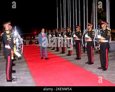 Bali, Indonesien. 13.. November 2022. Indonesiens Präsident Joko Widodo kommt am Sonntag, den 13. November 2022, zur Teilnahme am Gipfeltreffen G20 auf dem internationalen Flughafen Ngurah Rai in Tuban, der Regency von Badung auf Indonesiens Resortinsel Bali. Foto von Indonesian President Press Office/UPI Quelle: UPI/Alamy Live News Stockfoto