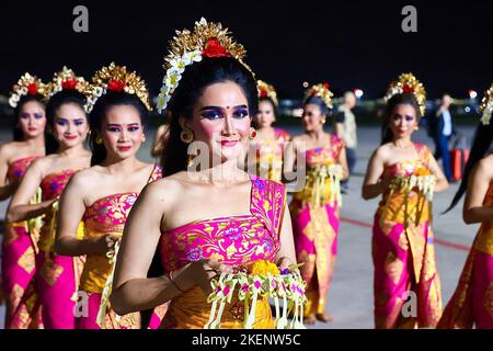 Bali, Indonesien. 13.. November 2022. Die Teilnehmer sehen sich am Sonntag, den 13. November 2022, eine kulturelle Tanzvorstellung auf dem Internationalen Flughafen Ngurah Rai in Indonesien an. Foto von Russian FM Press Office/UPI Kredit: UPI/Alamy Live News Stockfoto