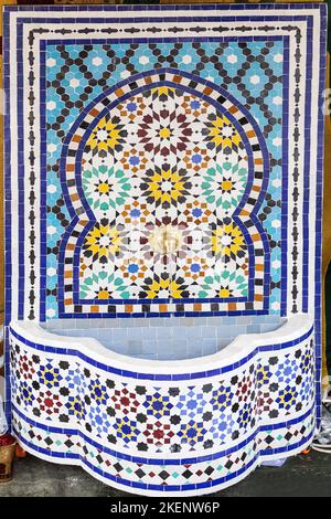 Vertikale Ansicht eines kleinen marokkanischen Mosaikbrunnens, um Gärten und Räume im arabischen Stil zu schmücken Stockfoto