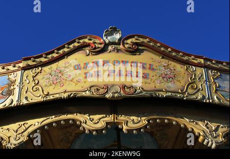 Das reich verzierte Carrousel de Paris, ein beliebtes Karussell, auf dem Besucher reiten können, steht in der Nähe des Eiffelturms und der Trocadero-Gärten. Stockfoto