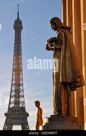 Der Eiffelturm ragt hinter vergoldeten Statuen auf der Terrasse des Palais de Chaillot in Paris auf. Stockfoto