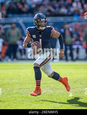 Chicago, IL, USA. 13.. November 2022. Chicago bears Quarterback #1 Justin Fields in Aktion während eines Spiels gegen die Detroit Lions in Chicago, IL. Mike Wulf/CSM/Alamy Live News Stockfoto