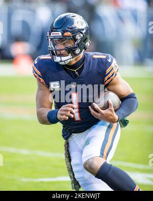 Chicago, IL, USA. 13.. November 2022. Chicago bears Quarterback #1 Justin Fields in Aktion während eines Spiels gegen die Detroit Lions in Chicago, IL. Mike Wulf/CSM/Alamy Live News Stockfoto