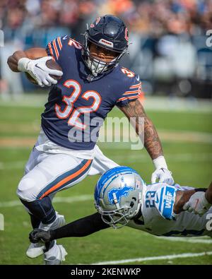 Chicago, IL, USA. 13.. November 2022. Chicago Bears #32 David Montgomery läuft an Löwen vorbei #23 Mike Hughes während eines Spiels gegen die Detroit Lions in Chicago, IL. Mike Wulf/CSM/Alamy Live News Stockfoto