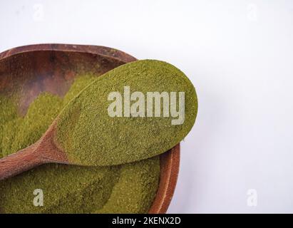 Kratom oder Mitragyna speciosa Pulver isoliert auf weißem Hintergrund Draufsicht lat Lay, alternative Medizin Stockfoto