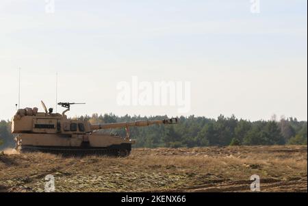 NATO verstärkte Vorwärtspräsenz Battlegroup Polen US-Soldaten zugewiesen zu 2. Zug, Bull Battery, 2. Bataillon, 82. Field Artillery Regiment, 3. Bataillon, 8. Kavallerie Regiment, 3. Panzerbrigade Kampfteam, 1. Kavallerie Division (3-1 ABCT) operativ von der 1. Infanterie Division (1 ID) gesteuert, Manöver zu neuen Koordinaten in der M109A7 Paladin Haubitze während einer Live-Feuerübung in Toruń, Polen, 3. November 2022. Die 3-1 ABCT ist unter anderem der 1 ID zugeordnet und arbeitet stolz mit NATO-Verbündeten und regionalen Sicherheitspartnern zusammen, um V Corp kampfglaubwürdige Streitkräfte zur Verfügung zu stellen Stockfoto