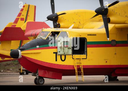 Ein Bombardier 415 der Royal Moroccan Armees sitzt am 19. September 2022 in Kenitra, Marokko, Während der gemeinsamen Übung Maroc mantlet. Die Flugzeuge werden zur Bekämpfung von Waldbränden in ganz Marokko eingesetzt. Das Maroc-Mantlet profitiert sowohl den Vereinigten Staaten als auch Marokko beim Aufbau einer stärkeren Partnerschaft. Die aus- und Weiterbildung der Servicemitarbeiter in Utah und Marokko verbessert die Sicherheit, die beruflichen Beziehungen sowie die Taktiken und Techniken. (USA Foto der Armee-Nationalgarde von Staff Sgt. Nathan Baker) Stockfoto