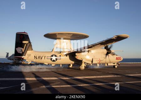 Capt. Paul Lanzilotta, der First-in-Class-Flugzeugträger USS Gerald R. Ford (CVN 78) Kommandant, landet auf dem Flugdeck in einem E-2D Hawkeye, der an den „Bear Aces“ von Airborne Command and Control Squadron (VAW) 124 befestigt ist, 10. November 2022. Übung Silent Wolverine ist eine von den USA geführte kombinierte Trainingsübung, bei der die Fähigkeiten von Flugzeugträgern der Ford-Klasse durch integrierte High-End-Marinekriegsszenarien sowie teilnehmende Verbündete im Ostatlantischen Ozean getestet werden. Die Gerald R. Ford Carrier Strike Group führt ihren ersten Einsatz in der US Naval Forces Europe Area von durch Stockfoto