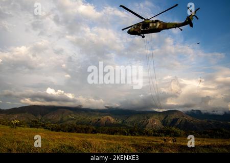 Eine kolumbianische Armee UH-60 Black Hawk bereitet sich auf die medizinische Evakuierung von simulierten Verletzten während der Trainingsbahnen bei der Übung Southern Vanguard 23, Militärbasis Tolemaida, Kolumbien, 10. November 2022 vor. Übung Southern Vanguard ist die wichtigste Trainingsübung der US Army South, die auf operativer und taktischer Ebene stattfindet, um die Interoperabilität zwischen den Streitkräften der Vereinigten Staaten und der Westlichen HemimimimiWelt zu verbessern. Die diesjährige Iteration, die Übung Southern Vanguard 23, umfasst das Training von Soldaten der US Army South und der US Army National Guard mit Soldaten der kolumbianischen Armee in unterschiedlichem Terrain Stockfoto