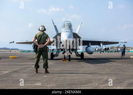 US-Marineinfanteristen mit Marine Fighter Attack Squadron (VMFA) 312 führen vor dem Flug Kontrollen auf dem japanischen Luftwaffenstützpunkt Nyutabaru, Japan, 9. November 2022 durch. Im Rahmen des Unit Deployment Program mit der Marine Aircraft Group 12 nimmt VMFA-312 am Aviation Training Relocation Program Teil, um die Einsatzbereitschaft und Interoperabilität mit den japanischen Selbstverteidigungskräften im Indo-Pazifik-Raum zu verbessern. (USA Marine Corps Foto von Sgt. Jackson Ricker) Stockfoto