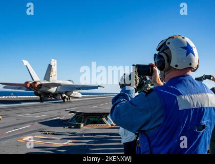 ATLANTISCHER OZEAN (Nov 11, 2022) Kanadischer Adm Hinten. David Patchell, Vizekommandant der US 2.-Flotte, beobachtet Flugoperationen auf dem Flugdeck der USS Gerald R. Ford (CVN 78), November 11. Die Gerald R. Ford Carrier Strike Group, die im Atlantischen Ozean eingesetzt wird, führt Schulungen und Operationen zusammen mit NATO-Alliierten und Partnern durch, um die Integration für zukünftige Einsätze zu verbessern und das Engagement der US-Marine für eine friedliche, stabile und konfliktfreie Atlantikregion zu demonstrieren. (USA Navy Foto von Mass Communication Specialist 1. Klasse Ryan Seelbach) Stockfoto