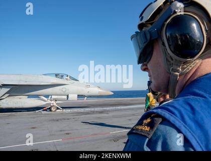 ATLANTISCHER OZEAN (Nov 11, 2022) Kanadischer Adm Hinten. David Patchell, Vizekommandant der US 2.-Flotte, beobachtet Flugoperationen auf dem Flugdeck der USS Gerald R. Ford (CVN 78), November 11. Die Gerald R. Ford Carrier Strike Group, die im Atlantischen Ozean eingesetzt wird, führt Schulungen und Operationen zusammen mit NATO-Alliierten und Partnern durch, um die Integration für zukünftige Einsätze zu verbessern und das Engagement der US-Marine für eine friedliche, stabile und konfliktfreie Atlantikregion zu demonstrieren. (USA Navy Foto von Mass Communication Specialist 1. Klasse Ryan Seelbach) Stockfoto