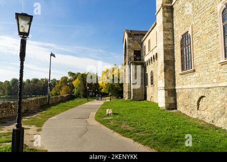 Tata Ungarn - 10,09:2022, das Schloss von Tata. Schönes altes Gebäude in der Stadt. Stockfoto