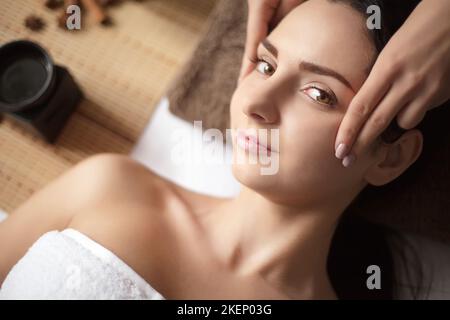 Frau mit einer Massage in einem spa Stockfoto