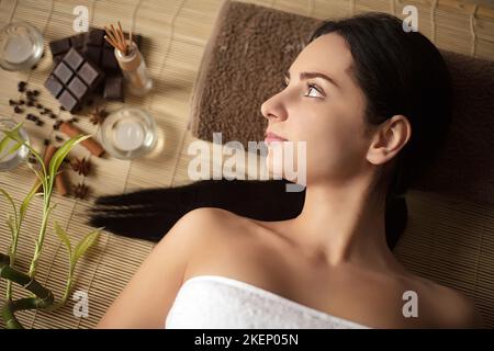 Frau mit einer Massage in einem spa Stockfoto